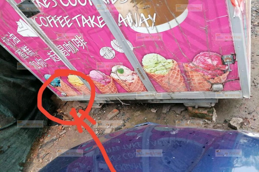 Петербуржцы пожаловались на «голый» прицеп во дворе Центрального района