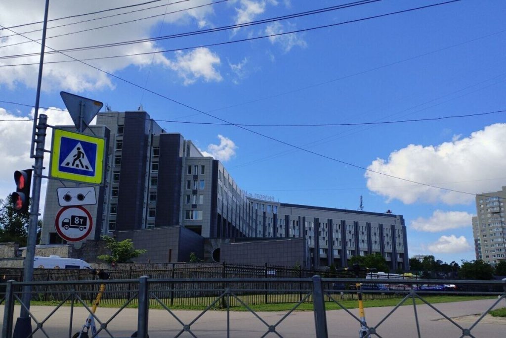 Avvertimento alla Clinica di San Giorgio di San Pietroburgo per Presunte Violazioni delle Norme Sanitarie