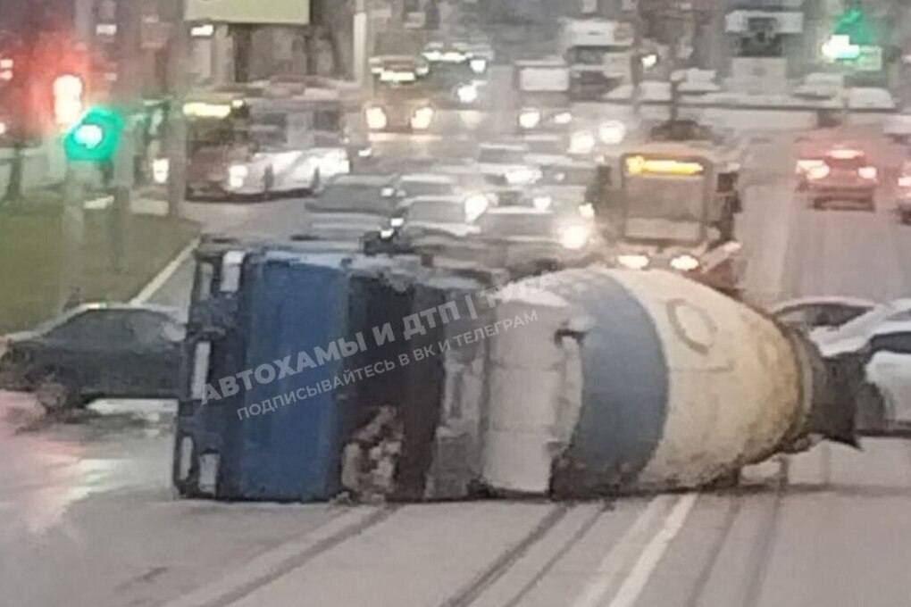 В Туле бетономешалка перевернулась на полном ходу на трамвайных путях