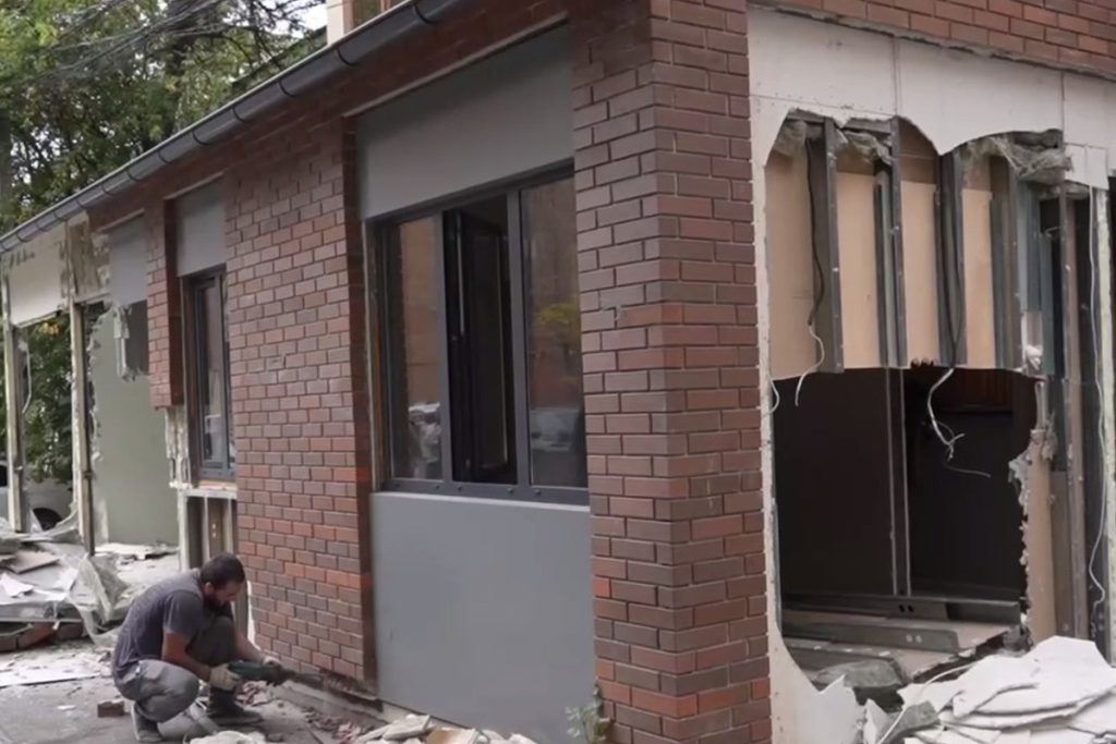 В Махачкале демонтируют незаконную пристройку, мешавшую движению пешеходов