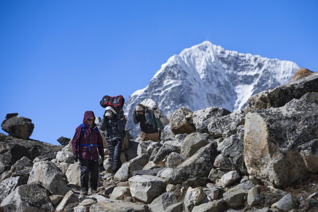 Группа российских альпинистов застряла ночью в горах Непала