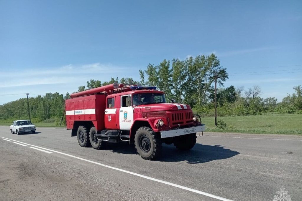 Пожарные вынесли газовый баллон из горящего дома в алтайском селе