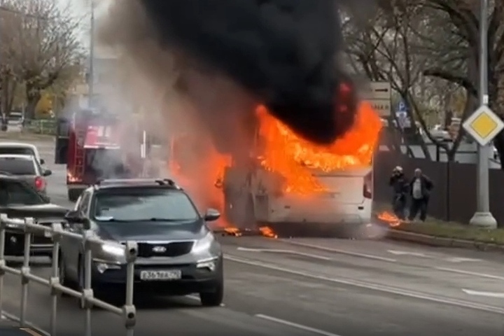 Incendio su autobus a Serpuchov senza feriti ma con possibili ripercussioni sulla sicurezza del trasporto pubblico