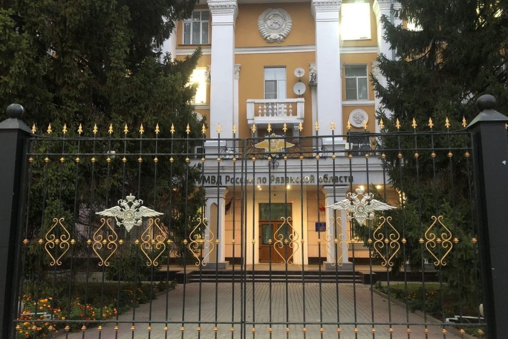 Ежегодная матпомощь, 40 дней отпуска и досрочная пенсия: преимущества службы в МВД