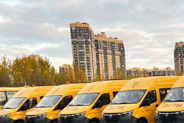 Ленинградские образовательные учреждения получили 60 новых автобусов