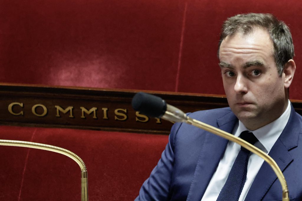 Il Primo Ministro Sébastien Lecornu Presenta il Suo Piano d&#039;Azione: Retraites, Impôts e Immigrazione al Centro del Discorso di Politica Generale