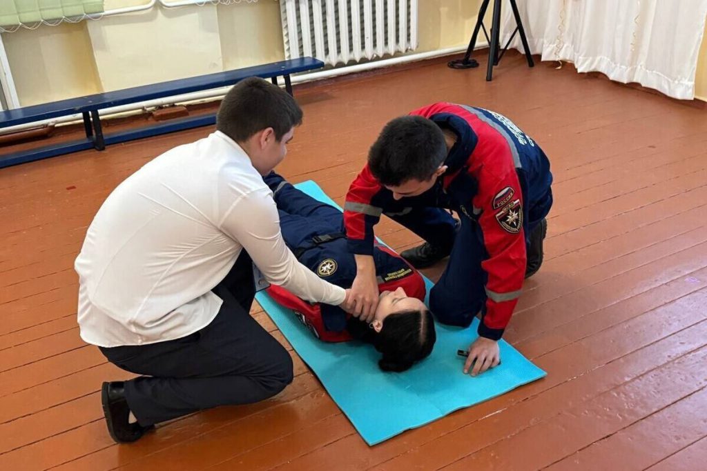 Студенты ХПУ провели в школе занятие по оказанию первой помощи