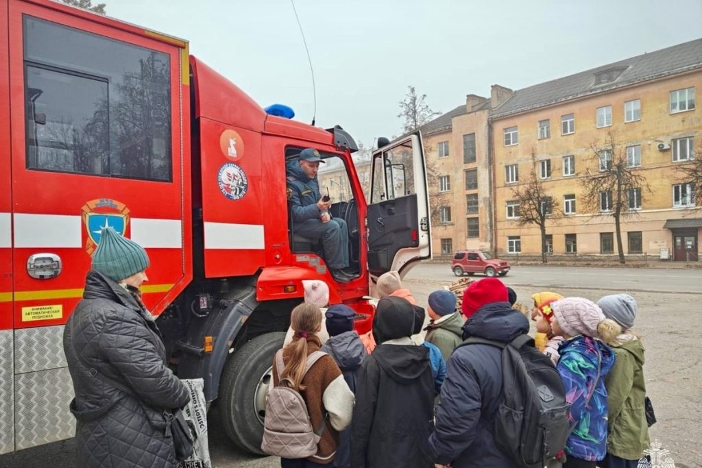 Школьники посетили великолукских пожарных