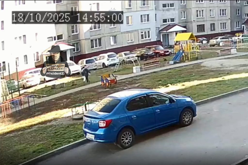 Автомобиль сбил ребенка во дворе дома в Барнауле