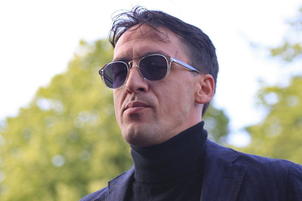 Procedura di Recupero dei Debiti contro l&#039;Attore Artur Smoljaninov: Una Vicenda Legale Complessa con Possibili Conseguenze Internazionali