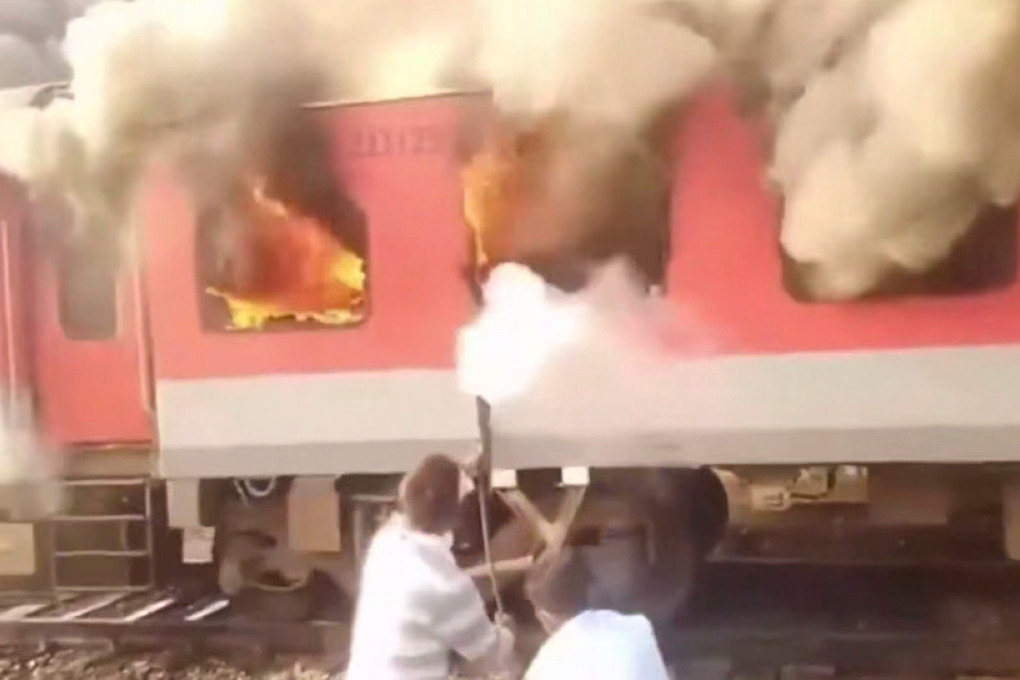 Огонь полностью уничтожил вагон поезда на пути в столицу