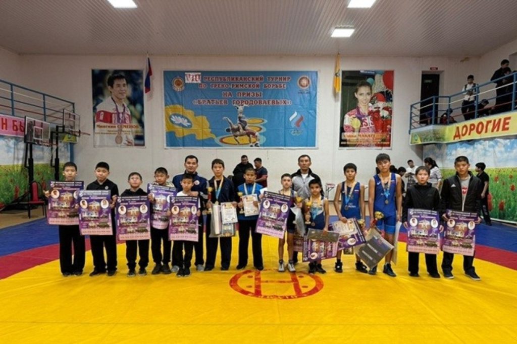 Главный приз состязаний борцов в Калмыкии отправился в Лагань