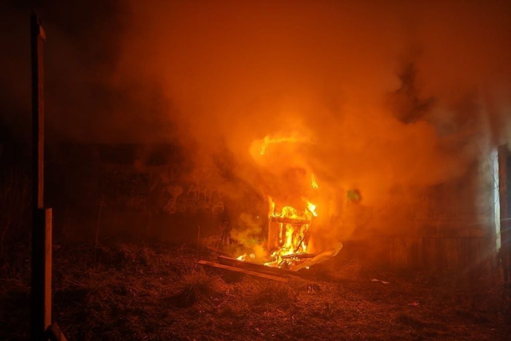 В Молочном потушили пожар в гараже на улице Рыбников