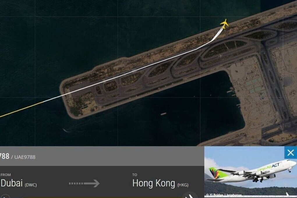 Boeing 777 упал в море и частично затонул, выкатившись с полосы в Гонконге