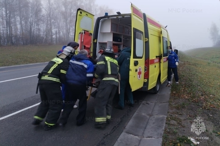 В Орловском округе сотрудники МЧС помогли транспортировать больного до машины скорой помощи