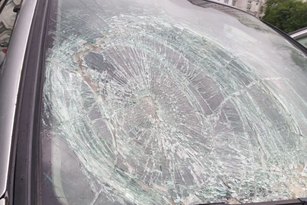 Incidente stradale a Kirovsk: scontro frontale tra due veicoli, una vittima e possibili conseguenze gravi