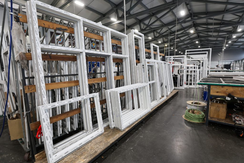 Allarme Truffe a Mosca: i Cittadini Ingannati con la Manutenzione delle Finestre