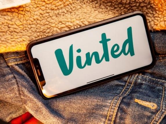 Tasse per le vendite online su piattaforme come Vinted e eBay: cosa dice la legge e quali sono le conseguenze per i venditori 

Introduzione
La questione delle tasse per le vendite online su piattaforme come Vinted e eBay è diventata sempre più rilevante negli ultimi anni. Con l&#039;entrata in vigore della direttiva europea DAC7 nel 2023 e la recente sentenza della Cassazione di marzo, è importante capire cosa dice la legge e quando scattano i controlli anti &quot;furbi&quot; per coloro che vendono su queste piattaforme.

La Direttiva Europea DAC7
La direttiva europea DAC7, in vigore dal 2023, ha introdotto nuove regole per la tassazione delle vendite online. Questa direttiva obbliga le piattaforme di commercio elettronico a fornire informazioni alle autorità fiscali sui venditori che utilizzano le loro piattaforme. Ciò significa che le autorità fiscali potranno avere accesso a informazioni sui venditori e sulle loro vendite, al fine di verificare la corretta applicazione delle tasse.

La Sentenza della Cassazione
La sentenza della Cassazione di marzo ha fornito ulteriori chiarimenti sulla questione delle tasse per le vendite online. La sentenza ha stabilito che i venditori che utilizzano piattaforme come Vinted e eBay sono obbligati a pagare le tasse sulle loro vendite, se superano una certa soglia di fatturato. Ciò significa che i venditori che vendono regolarmente su queste piattaforme devono considerare la possibilità di pagare le tasse sulle loro vendite.

Approfondimento
È importante notare che la legge prevede diverse soglie di fatturato per la tassazione delle vendite online. I venditori che superano queste soglie devono registrarsi come imprese e pagare le tasse sulle loro vendite. Inoltre, le autorità fiscali possono effettuare controlli per verificare la corretta applicazione delle tasse e sanzionare i venditori che non rispettano la legge.

Possibili Conseguenze
I venditori che non pagano le tasse sulle loro vendite online possono incorrere in sanzioni e multe. Inoltre, la mancata registrazione come impresa e la non dichiarazione delle vendite possono comportare conseguenze legali e fiscali. È quindi importante che i venditori si informino sulle regole e le soglie di fatturato per la tassazione delle vendite online e si assicurino di rispettare la legge.

Opinione
La questione delle tasse per le vendite online è complessa e richiede una attenta considerazione delle regole e delle soglie di fatturato. È importante che i venditori si informino e si assicurino di rispettare la legge per evitare conseguenze legali e fiscali.

Analisi Critica dei Fatti
L&#039;analisi critica dei fatti mostra che la direttiva europea DAC7 e la sentenza della Cassazione hanno introdotto nuove regole per la tassazione delle vendite online. È importante che i venditori si adattino a queste nuove regole e si assicurino di rispettare la legge per evitare conseguenze legali e fiscali.

Relazioni con altri fatti
La questione delle tasse per le vendite online è collegata ad altre questioni fiscali e legali. È importante che i venditori considerino le implicazioni fiscali e legali delle loro vendite online e si assicurino di rispettare la legge.

Contesto storico
La direttiva europea DAC7 e la sentenza della Cassazione sono parte di un contesto storico più ampio di regolamentazione delle vendite online. È importante che i venditori considerino il contesto storico e le implicazioni fiscali e legali delle loro vendite online.

Fonti
La fonte di questo articolo è il Corriere della Sera, che ha pubblicato un articolo intitolato &quot;Chi vende su Vinted e eBay deve pagare tasse? Cosa dice la legge e quando scattano i controlli anti «furbi»&quot; il 27 dicembre 2023. L&#039;articolo può essere trovato al seguente link: https://www.corriere.it/