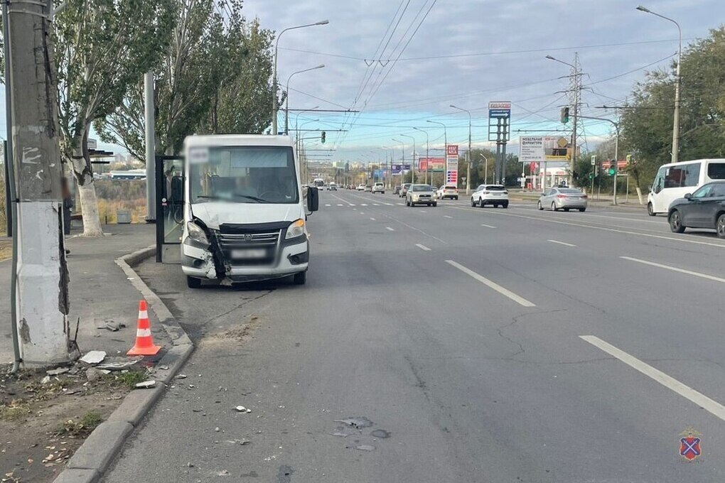 Incidente stradale a Volgograd: un veicolo urta un palo in area residenziale