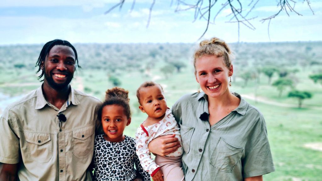 Emigrazione in Tanzania: la delusione dopo l&#039;avventura 

Approfondimento
L&#039;emigrazione in Tanzania può sembrare un&#039;avventura emozionante, ma la realtà può essere molto diversa. La famiglia di Sarah e James deve affrontare le difficoltà di adattarsi a un nuovo paese, con una cultura e un modo di vita molto diversi da quelli che conoscevano.

Possibili Conseguenze
Il mal di casa e la delusione possono essere conseguenze comuni per le persone che emigrano in un nuovo paese. La mancanza di familiarità con il luogo, la lingua e la cultura può portare a sentimenti di solitudine e disorientamento.

Opinione
È importante considerare attentamente le decisioni di emigrazione e valutare le possibili conseguenze. La famiglia di Sarah e James potrebbe aver sottovalutato le difficoltà di adattarsi a un nuovo paese e ora deve affrontare le conseguenze.

Analisi Critica dei Fatti
La storia di Sarah e James sottolinea l&#039;importanza di una pianificazione e preparazione adeguata prima di emigrare. È fondamentale informarsi sulla cultura, la lingua e il modo di vita del paese di destinazione per evitare delusioni e difficoltà.

Relazioni con altri fatti
La storia di emigrazione di Sarah e James non è un caso isolato. Molti altri individui e famiglie hanno affrontato sfide simili nel tentativo di costruire una nuova vita in un paese straniero.

Contesto storico
L&#039;emigrazione è un fenomeno storico che ha interessato molte persone e famiglie nel corso dei secoli. La ricerca di una vita migliore, di opportunità economiche o di libertà ha spinto molti a lasciare il proprio paese di origine e a cercare una nuova casa.

Fonti
Fonte: DW