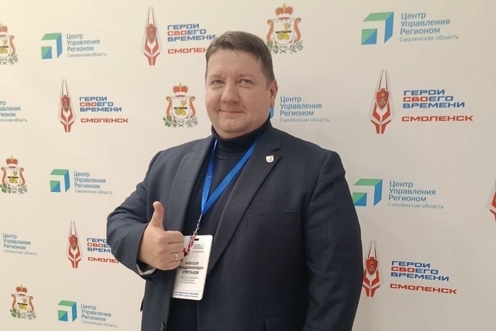 Il Vicepresidente del Governo dell&#039;Oblast di Smolensk Alexey Streltsov Insegna ai Giovani nel Programma Eroi del Nostro Tempo Smolensk
