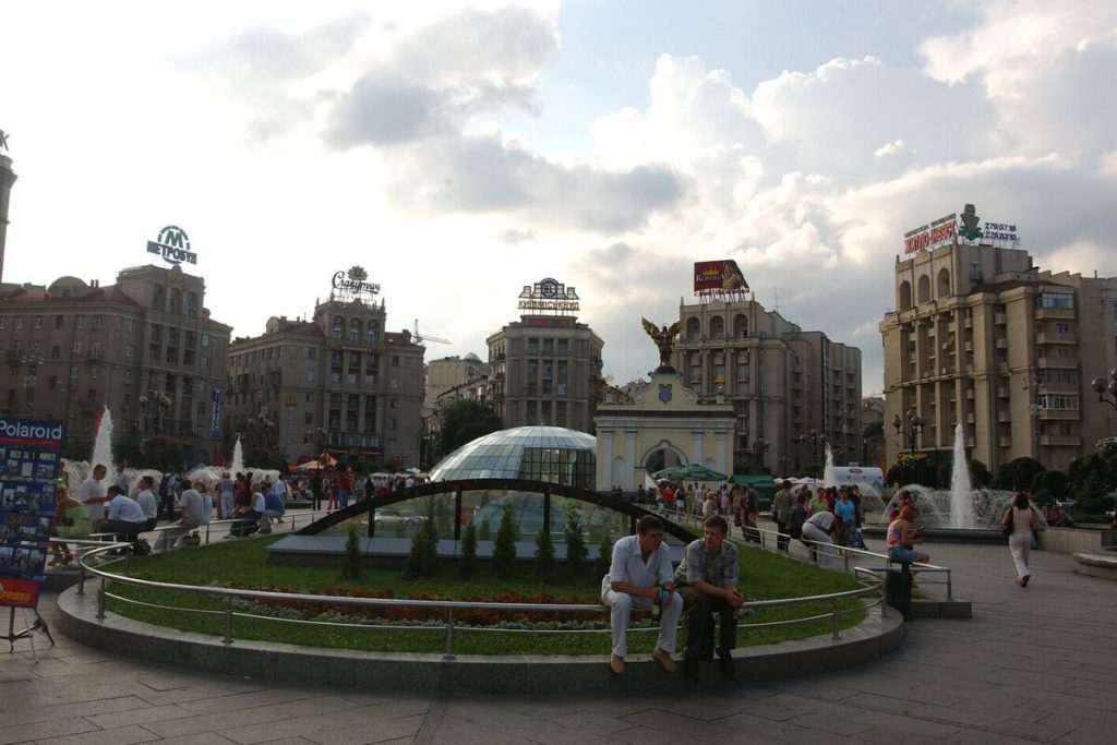 Arresto a Kiev per richiesta di canzoni in russo: libertà di espressione e tolleranza culturale in discussione