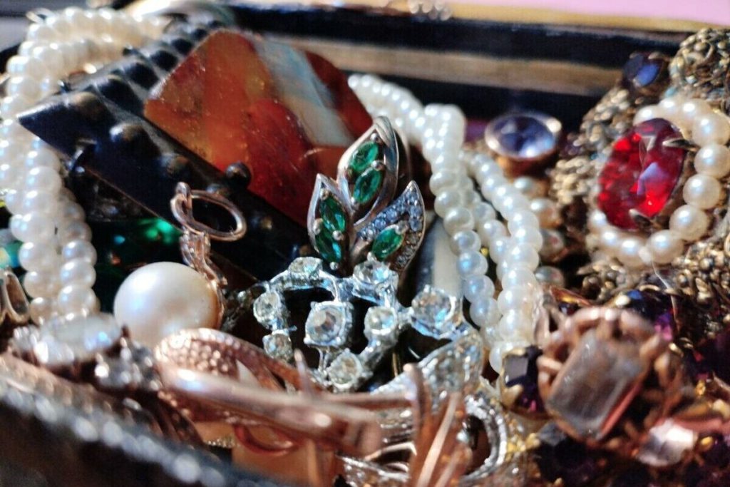 Взломщика ювелирного магазина задержали в Петербурге