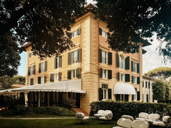 I giochi in spiaggia, gli amori, la morte di Edoardo: le storie dell’Augustus Lido quando era casa Agnelli