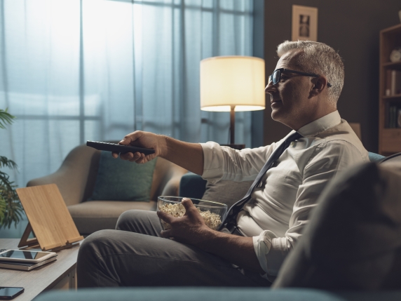 Stare seduti solo mezz&#039;ora in meno al giorno può migliorare il metabolismo energetico