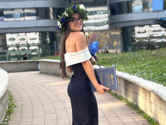 Si laurea in Legge in 3 anni, con tesi su Ceausescu. Noemi e il lavoro da commessa, gli amici e i 21 esami in un anno e mezzo: «Il tempo? Si trova»