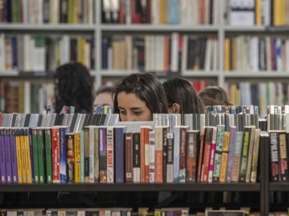 Torna il «bonus cultura». Ma non per chi ha lasciato la scuola o è stato bocciato. Né per chi ha studiato da parrucchiere o da meccanico