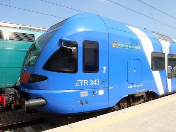 «Biglietto non valido»: il capotreno fa scendere il passeggero e finisce a processo. Ora deve pagare 15 mila euro  