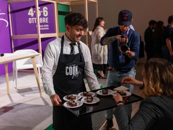 Scopri il Programma Completo del Cook Fest 2025: Tre Giorni di Comfort Food e Enogastronomia a Milano 

Approfondimento
Il Cook Fest 2025 si presenta come un&#039;occasione unica per gli appassionati di enogastronomia, offrendo una vasta gamma di attività e esperienze. I partecipanti potranno prendere parte a corsi di cucina, ascoltare talk di esperti del settore e visitare il mercato dove sarà possibile degustare e acquistare prodotti enogastronomici di alta qualità.

Possibili Conseguenze
L&#039;evento potrebbe avere un impatto significativo sull&#039;economia locale, grazie all&#039;afflusso di visitatori e alla promozione di prodotti e servizi enogastronomici. Inoltre, il Cook Fest 2025 potrebbe contribuire a valorizzare la cultura culinaria italiana e a promuovere la consapevolezza sull&#039;importanza della qualità e della sostenibilità nel settore alimentare.

Opinione
Il Cook Fest 2025 sembra essere un&#039;ottima occasione per gli appassionati di cibo e bevande di incontrarsi e condividere la propria passione. L&#039;evento offre una vasta gamma di attività e esperienze, dalle degustazioni ai corsi di cucina, e potrebbe essere un&#039;opportunità unica per scoprire nuovi prodotti e servizi enogastronomici.

Analisi Critica dei Fatti
Il Cook Fest 2025 sembra essere un evento ben organizzato e strutturato, con una vasta gamma di attività e esperienze. Tuttavia, potrebbe essere utile avere più informazioni sui dettagli dell&#039;evento, come ad esempio il programma completo e la lista dei partecipanti.

Relazioni con altri fatti
Il Cook Fest 2025 potrebbe essere collegato ad altri eventi enogastronomici che si svolgono in Italia e all&#039;estero. Inoltre, l&#039;evento potrebbe avere un impatto sulla promozione della cultura culinaria italiana e sulla valorizzazione dei prodotti enogastronomici di alta qualità.

Contesto storico
Il Cook Fest 2025 si inserisce nel contesto di una crescente attenzione verso la cultura culinaria e la qualità dei prodotti alimentari. L&#039;evento potrebbe essere visto come un&#039;opportunità per promuovere la consapevolezza sull&#039;importanza della sostenibilità e della qualità nel settore alimentare.

Fonti
La fonte di questo articolo è il sito Corriere della Sera. Per maggiori informazioni sull&#039;evento, si consiglia di visitare il sito ufficiale del Cook Fest 2025.