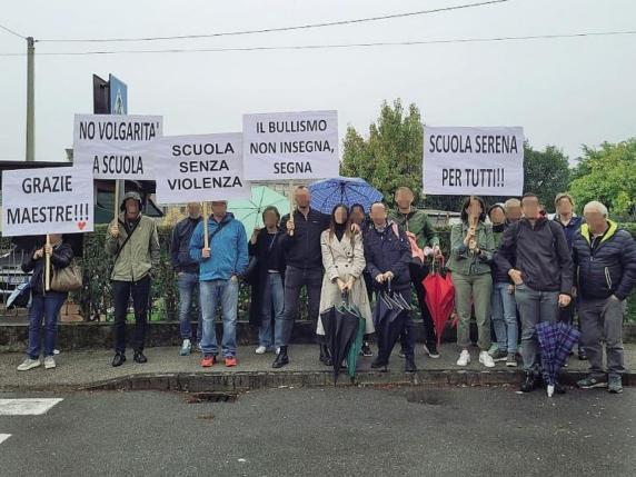 Scuola elementare, genitori scioperano contro il bullo in classe:  «Teniamo i figli a casa, abbiamo paura per loro»
