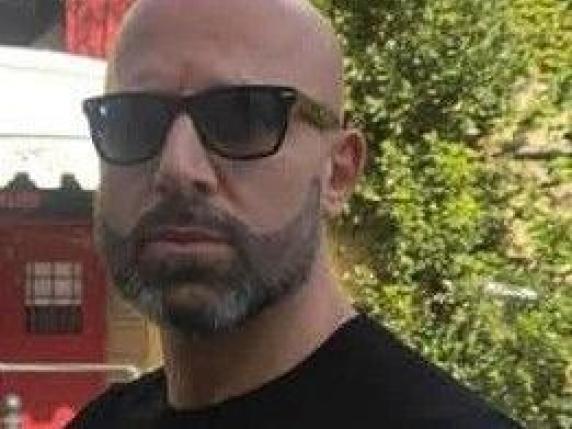 Incidente mortale in moto: la sorella di Massimiliano Cuomo cerca testimoni dopo lo schianto con una Peugeot 3008