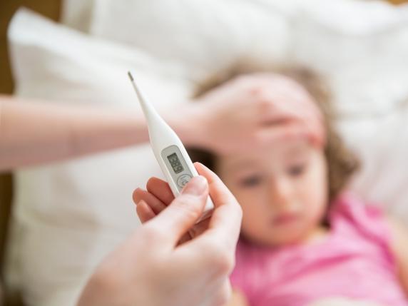Influenza, facciamo chiarezza. Le risposte della scienza su come proteggere i bambini (e tutta la famiglia)