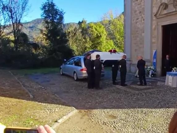 I funerali di Pamela Genini: l&#039;arrivo della bara bianca in chiesa | Il video