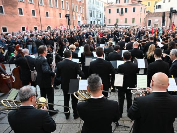 Scontro alla Fenice di Venezia dopo la nomina di Venezi: sindacati chiedono dimissioni di Colabianchi mentre il sindaco Brugnaro interviene in sua difesa

Approfondimento
La situazione alla Fenice di Venezia è diventata sempre più tesa dopo la nomina di Venezi. I sindacati hanno espresso la loro forte opposizione e chiedono le dimissioni di Colabianchi, sostenendo che non si fermeranno fino a quando non saranno soddisfatte le loro richieste.

Possibili Conseguenze
Le conseguenze di questo scontro potrebbero essere gravi per la Fenice e per la città di Venezia. La mancanza di una risposta dal diretto interessato e l&#039;intervento del sindaco Brugnaro potrebbero aggravare la situazione e portare a ulteriori tensioni.

Opinione
È difficile prendere posizione in questa situazione, ma è chiaro che i sindacati sono determinati a difendere i loro diritti e interessi. La nomina di Venezi sembra aver scatenato una reazione a catena che potrebbe avere conseguenze imprevedibili.

Analisi Critica dei Fatti
La situazione alla Fenice è complessa e richiede un&#039;analisi approfondita. I fatti sono chiari: la nomina di Venezi ha scatenato una reazione dei sindacati, che chiedono le dimissioni di Colabianchi. Il sindaco Brugnaro è intervenuto per difendere la sua amministrazione, ma la situazione rimane tesa.

Relazioni con altri fatti
Questo scontro potrebbe avere ripercussioni su altri aspetti della vita culturale e politica di Venezia. La Fenice è un&#039;istituzione importante per la città e la regione, e la sua stabilità è fondamentale per il benessere economico e sociale della comunità.

Contesto storico
La Fenice ha una lunga storia e ha sempre giocato un ruolo importante nella vita culturale di Venezia. La sua stabilità e il suo funzionamento sono fondamentali per la città e la regione, e ogni scontro o crisi potrebbe avere conseguenze negative.

Fonti
La fonte di questo articolo è il Corriere della Sera, che ha pubblicato la notizia sulla sua pagina web. Per maggiori informazioni, si può visitare il sito web del Corriere della Sera all&#039;indirizzo https://www.corriere.it/