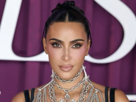 Kim Kardashian rivela di avere un aneurisma cerebrale: lo stress del divorzio da Kanye West potrebbe essere la causa
