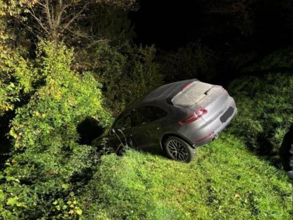 Turista in Alto Adige finisce con la Porsche sospesa nel vuoto dopo aver seguito le indicazioni del navigatore
