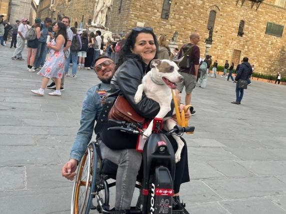 Mosli, cane che salta in braccio a tutti i passanti in carrozzina. Dopo una vita difficile è lui ora il «dispensatore di felicità»