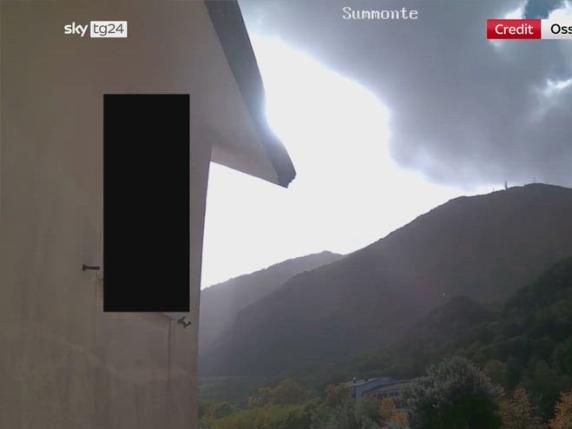La potente scossa di terremoto ad Avellino (3,6) dalla webcam