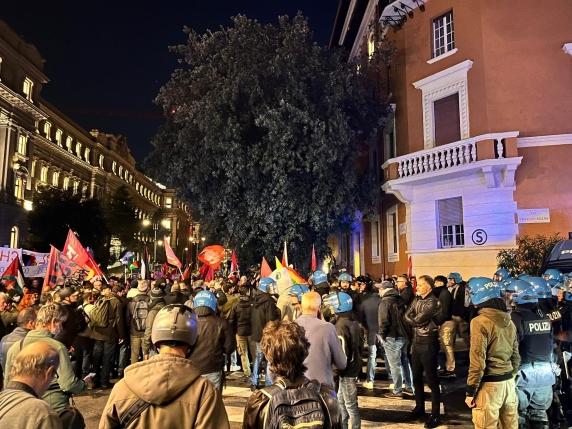 Corteo pro Palestina, tensioni con la polizia: idranti per disperdere i manifestanti diretti alla Festa del Cinema