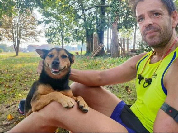 Il cane Rocky ucciso con un fucile da caccia sulla pista ciclabile. Ancora ignoto chi ha sparato