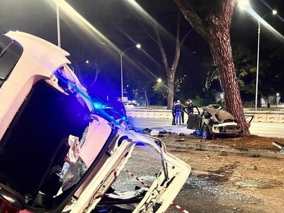 Roma, folle gara di velocità su via Cristoforo Colombo: scontro fra auto, un morto e tre feriti