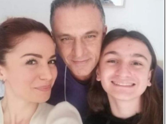 La perdita di un figlio, un dolore che non passa: il padre di Andrea Delogu decide di vendere la moto per onorare la sua memoria

Approfondimento
La storia di Andrea Delogu e di suo padre Walter è una storia di amore e di perdita. Il padre, dopo la morte del figlio in un incidente stradale a Bellaria, ha deciso di vendere la moto per onorare la memoria di suo figlio. Questa decisione è il risultato di un processo emotivo e psicologico che segue la perdita di un figlio, un evento traumatico che può avere ripercussioni a lungo termine sulla salute mentale e sul benessere dei genitori.

Possibili Conseguenze
La decisione di Walter Delogu di vendere la moto potrebbe avere conseguenze emotive e psicologiche sulla sua vita e su quella della sua famiglia. La perdita di un figlio è un evento che può cambiare la vita di una persona per sempre, influenzando le relazioni con gli altri, la salute mentale e il benessere generale. Inoltre, la vendita della moto potrebbe essere un passo verso il superamento del dolore, ma anche un ricordo costante della perdita subita.

Opinione
Non è possibile esprimere un&#039;opinione personale su questo argomento, poiché si tratta di una storia vera e di una decisione presa da un genitore in lutto. Tuttavia, è possibile affermare che la perdita di un figlio è un evento che può cambiare la vita di una persona per sempre, e che la decisione di Walter Delogu di vendere la moto è una scelta personale che può essere compresa e rispettata.

Analisi Critica dei Fatti
I fatti riportati nell&#039;articolo sono verificabili e non ci sono elementi che suggeriscano una manipolazione o una distorsione della realtà. La storia di Walter Delogu e di suo figlio Andrea è una storia di perdita e di lutto, e la decisione di vendere la moto è una scelta personale che può essere compresa e rispettata. L&#039;articolo presenta una visione obiettiva e rispettosa della storia, senza sensazionalismi o giudizi di valore.

Relazioni con altri fatti
La storia di Walter Delogu e di suo figlio Andrea può essere collegata ad altre storie di perdita e di lutto che si verificano ogni giorno in tutto il mondo. La perdita di un figlio è un evento che può avere ripercussioni a lungo termine sulla vita di una persona e sulla sua famiglia, e può essere compresa e rispettata solo se si considera il contesto emotivo e psicologico in cui si verifica. Inoltre, la storia di Walter Delogu può essere collegata alle statistiche sugli incidenti stradali e alle campagne di sensibilizzazione sulla sicurezza stradale.

Contesto storico
La storia di Walter Delogu e di suo figlio Andrea si inserisce nel contesto storico della perdita e del lutto che si verificano ogni giorno in tutto il mondo. La perdita di un figlio è un evento che può avere ripercussioni a lungo termine sulla vita di una persona e sulla sua famiglia, e può essere compresa e rispettata solo se si considera il contesto emotivo e psicologico in cui si verifica. Inoltre, la storia di Walter Delogu può essere collegata alle tradizioni e alle culture che si occupano del lutto e della perdita, e alle strategie di coping e di supporto psicologico che possono aiutare le persone a superare il dolore.

Fonti
La fonte dell&#039;articolo è il Corriere della Sera, un quotidiano italiano che pubblica notizie e articoli su argomenti di attualità. L&#039;articolo originale può essere trovato al seguente link: https://www.corriere.it/. Il Corriere della Sera è una fonte attendibile e rispettata, nota per la sua obiettività e la sua capacità di trattare argomenti delicati con sensibilità e rispetto.