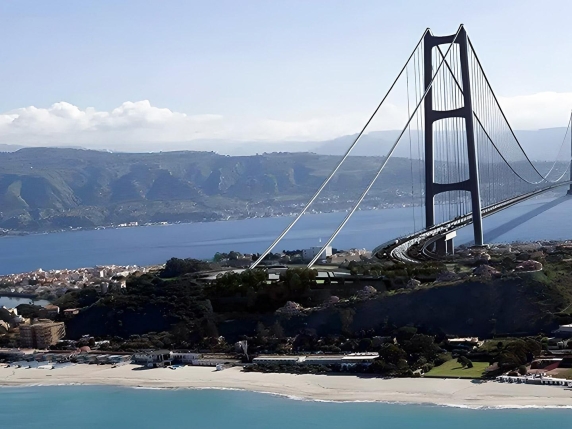 Ponte sullo Stretto di Messina: criticità e impatti ambientali in discussione dopo l&#039;assegnazione del contratto a Webuild