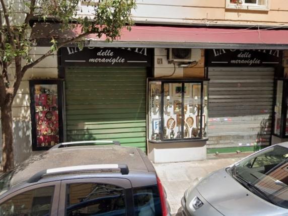 Via Tirso, legano i due commessi del negozio di antiquariato e fuggono col bottino da oltre 100 mila euro