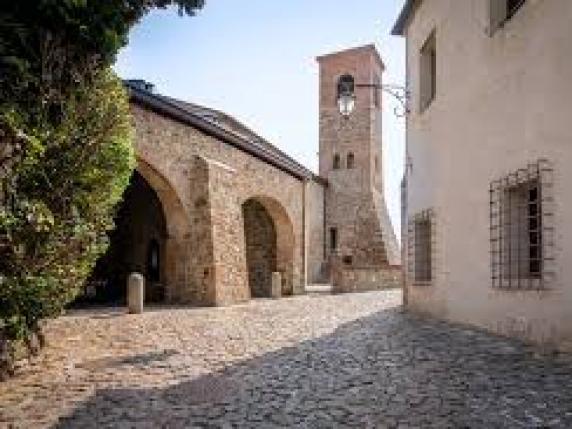 Due borghi italiani nella top ten mondiale del turismo sostenibile: Arquà Petrarca e Bellano ricevono il riconoscimento dell&#039;Onu 

Approfondimento
Il riconoscimento del Best Tourism Village dell’Onu rappresenta un importante traguardo per i borghi italiani che hanno dimostrato di saper preservare e valorizzare il proprio patrimonio culturale. Arquà Petrarca e Bellano, in particolare, si sono distinte per la loro capacità di promuovere il turismo sostenibile e di tutelare l&#039;ambiente.

Possibili Conseguenze
Il riconoscimento potrebbe avere un impatto positivo sull&#039;economia locale, aumentando il flusso di turisti e promuovendo lo sviluppo sostenibile dei borghi. Inoltre, potrebbe anche contribuire a sensibilizzare l&#039;opinione pubblica sull&#039;importanza della tutela del patrimonio culturale e dell&#039;ambiente.

Opinione
Il riconoscimento del Best Tourism Village dell’Onu è un risultato significativo per i borghi italiani, che dimostra la loro capacità di promuovere il turismo sostenibile e di tutelare l&#039;ambiente. Tuttavia, è importante continuare a lavorare per mantenere e migliorare questo risultato, assicurando che lo sviluppo turistico sia sostenibile e rispettoso del patrimonio culturale e dell&#039;ambiente.

Analisi Critica dei Fatti
Il riconoscimento del Best Tourism Village dell’Onu è basato su criteri specifici, tra cui la capacità di preservare e valorizzare il proprio patrimonio culturale. È importante analizzare criticamente i fatti e valutare come i borghi italiani hanno raggiunto questo risultato, al fine di comprendere meglio le strategie e le azioni che hanno portato al successo.

Relazioni con altri fatti
Il riconoscimento del Best Tourism Village dell’Onu è collegato ad altri eventi e iniziative che promuovono il turismo sostenibile e la tutela del patrimonio culturale. Ad esempio, la festa di San Martino, che si tiene in molti borghi italiani, è un&#039;occasione per promuovere il turismo e la cultura locale.

Contesto storico
Il riconoscimento del Best Tourism Village dell’Onu si inserisce in un contesto storico più ampio, in cui il turismo sostenibile e la tutela del patrimonio culturale sono diventati temi sempre più importanti. La crescente consapevolezza dell&#039;importanza dell&#039;ambiente e della cultura ha portato a un aumento della domanda di turismo sostenibile e di esperienze autentiche.

Fonti
La fonte di questo articolo è il Corriere della Sera, che ha pubblicato la notizia del riconoscimento del Best Tourism Village dell’Onu a Arquà Petrarca e Bellano. Per maggiori informazioni, si può visitare il sito web del Corriere della Sera all&#039;indirizzo https://www.corriere.it.