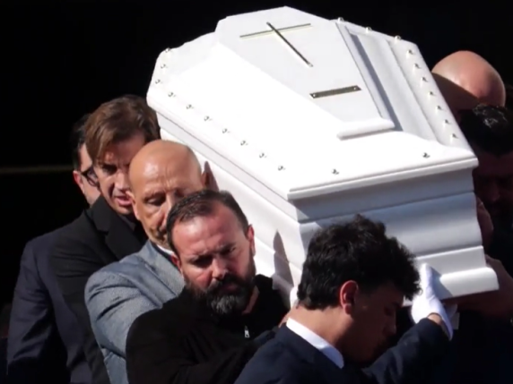 Addio a Beatrice Bellucci: la commozione della comunità nei funerali con bara bianca e lungo applauso